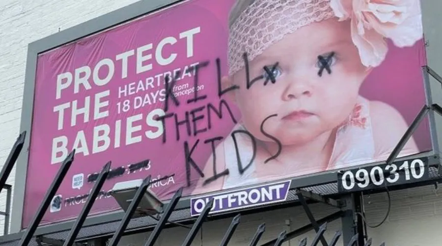 Vandalizan valla publicitaria provida en EE.UU. con mensaje: “Maten a los niños”