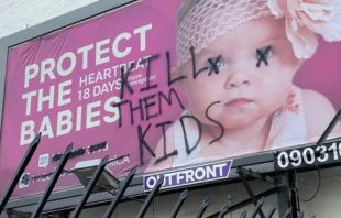 Valla publicitaria provida vandalizada. Cru00e9dito: Students for Life 