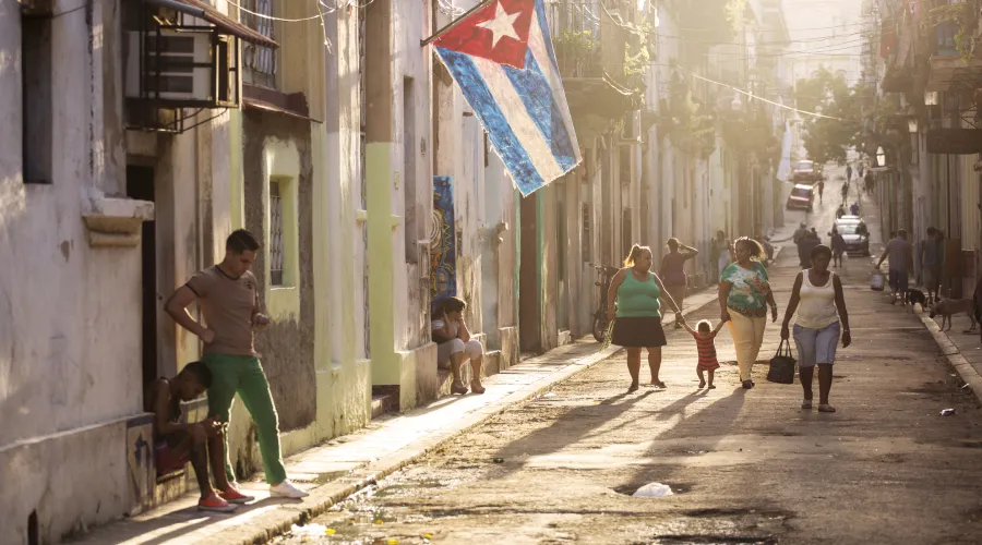 Ciudadanos cubanos en las calles de La Habana. Crédito: Shutterstock?w=200&h=150