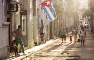 Ciudadanos cubanos en las calles de La Habana. Cru00e9dito: Shutterstock 