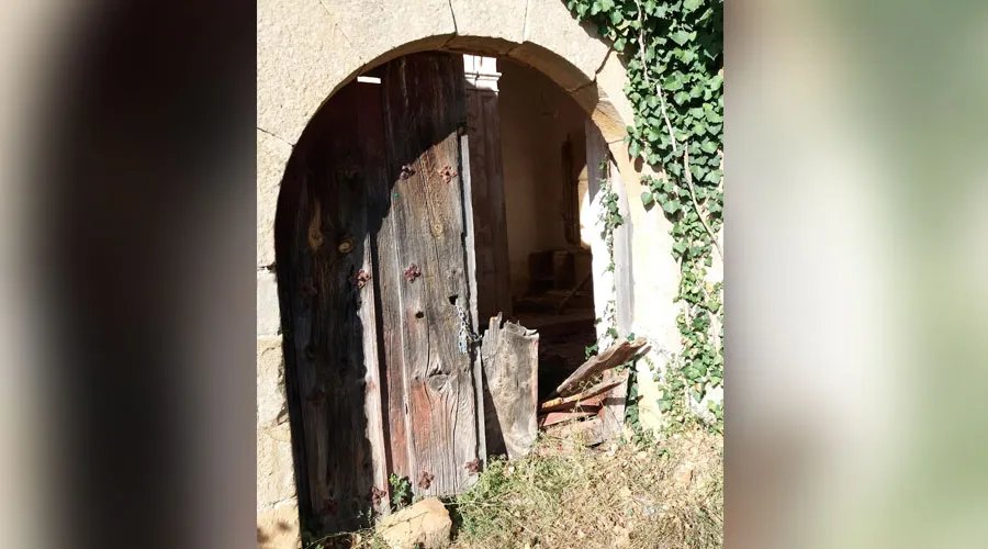 Estado de la puerta de la iglesia de San Esteban de Masegoso,Soria (España). Foto: Diócesis Osma-Soria.