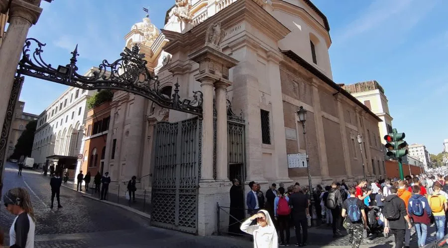 Hombre irrumpe en el Vaticano en un coche a alta velocidad