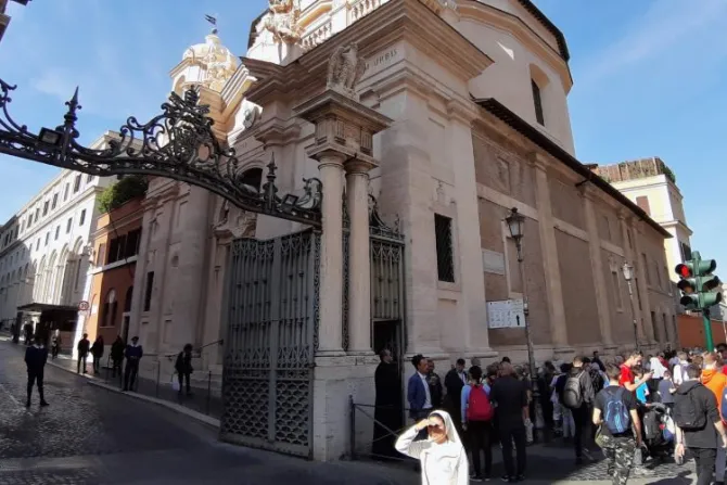 Hombre irrumpe en el Vaticano en un coche a alta velocidad