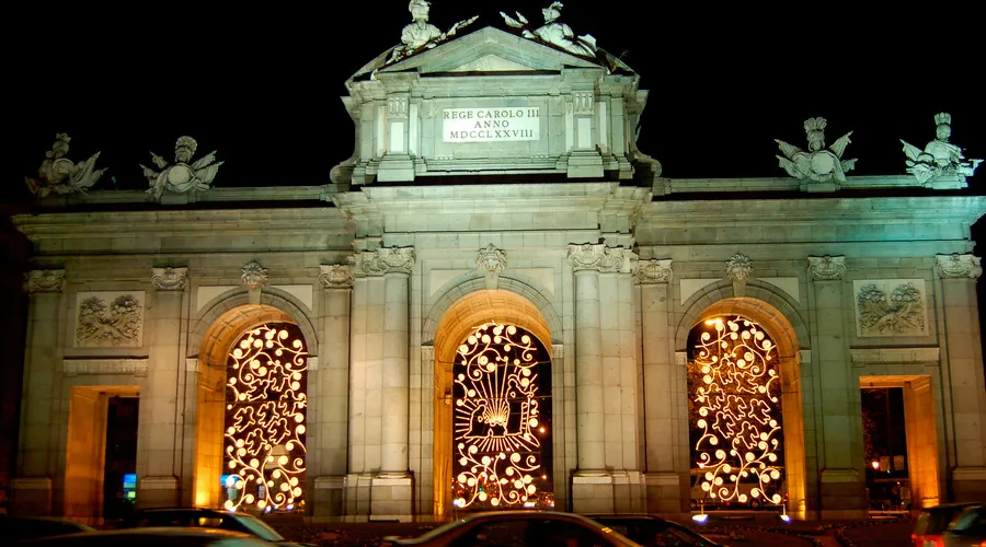 Puerta de Alcalá decorada para la Navidad, Madrid (España). Foto: Flickr Alberto Alvarez Perea