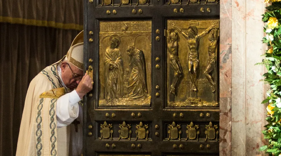 El Papa Francisco cierra la Puerta Santa al final del Año Jubilar de la Misericordia en la Basílica de San Pedro el 20 de noviembre de 2016. Crédito: ACI Prensa?w=200&h=150