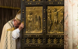 El Papa Francisco cierra la Puerta Santa al final del Año Jubilar de la Misericordia en la Basílica de San Pedro el 20 de noviembre de 2016. Crédito: ACI Prensa