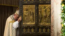 El Papa Francisco cierra la Puerta Santa al final del Año Jubilar de la Misericordia en la Basílica de San Pedro el 20 de noviembre de 2016. Crédito: ACI Prensa
