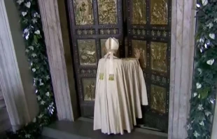 El Papa Francisco abre la Puerta Santa de la Basu00edlica de San Pedro. Captura Youtube 