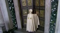 El Papa Francisco abre la Puerta Santa de la Basílica de San Pedro. Captura Youtube