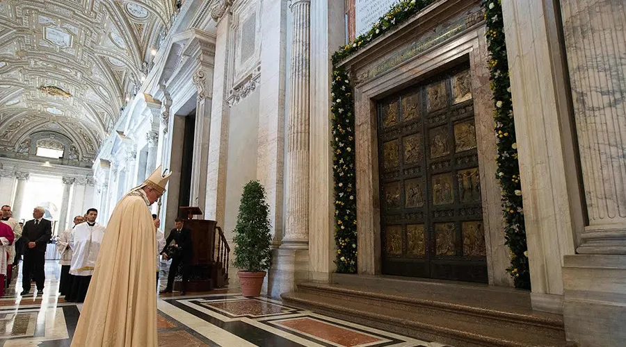 El Papa Francisco ante la Puerta Santa de la Basílica de San Pedro. Foto L'Osservatore Romano?w=200&h=150