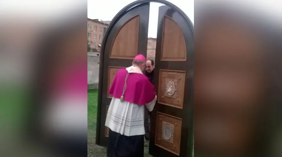 Mons. Giuseppe Pasotto abre la Puerta Santa de Rustavi en Georgia. Foto diócesis de Rustavi?w=200&h=150