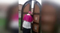 Mons. Giuseppe Pasotto abre la Puerta Santa de Rustavi en Georgia. Foto diócesis de Rustavi