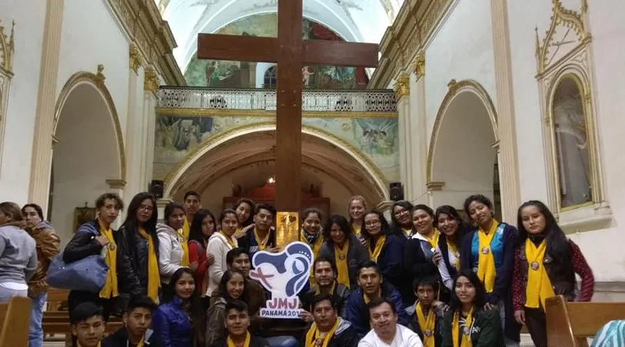 Jóvenes en Bolivia reciben réplica de la cruz JMJ / Foto: Facebook Pastoral Juvenil Vocacional Bolivia?w=200&h=150