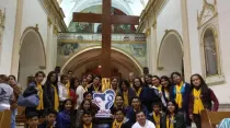 Jóvenes en Bolivia reciben réplica de la cruz JMJ / Foto: Facebook Pastoral Juvenil Vocacional Bolivia