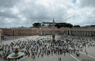 Plaza de San Pedro durante el Regina Coeli. Foto: Vatican Media 