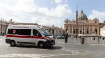 Una ambulancia junto al Vaticano esta mañana. Foto: Daniel Ibáñez / ACI Prensa