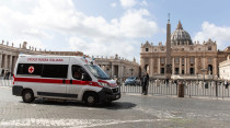 Una ambulancia junto al Vaticano esta mau00f1ana. Foto: Daniel Ibu00e1u00f1ez / ACI Prensa