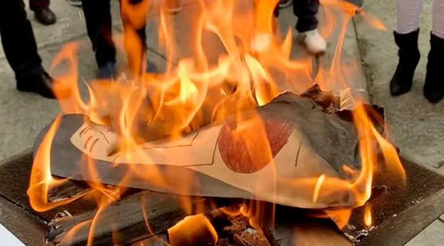 Sacerdote quema réplicas de polémica imagen de la “Pachamama” en México [VIDEO]