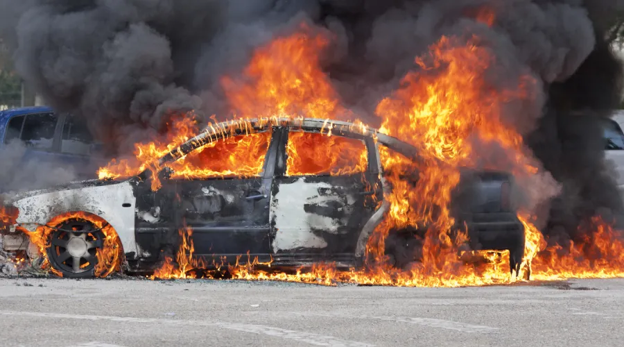 Imagen referencial de vehículo incendiado. Crédito: Shutterstock?w=200&h=150