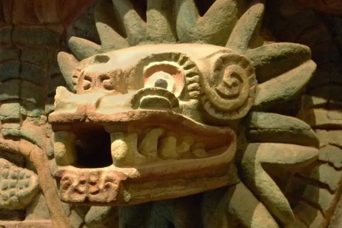 Sacerdote critica duramente árbol de Navidad con imagen de Quetzalcóatl en Senado de México