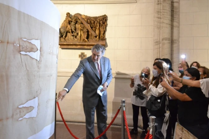 Réplica de la Sábana Santa llega a Mar del Plata en Argentina