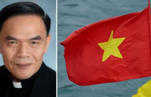 Quy K. Pham. Foto: Catholic Philly / Bandera de Vietnma. Foto: Pixabay, dominio pu00fablico 