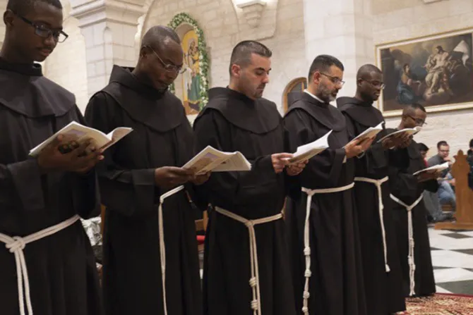 6 frailes franciscanos hacen votos solemnes en Tierra Santa