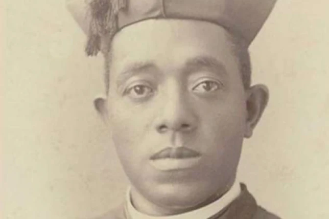 Contra el racismo, fieles peregrinan y rezan ante tumba del primer sacerdote afroamericano