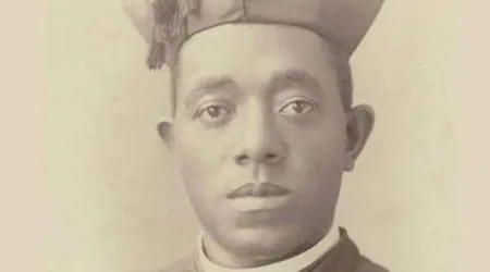 Contra el racismo, fieles peregrinan y rezan ante tumba del primer sacerdote afroamericano