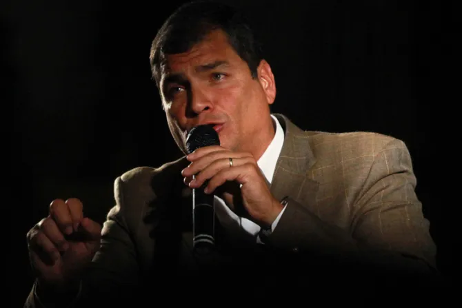 [VIDEO] Presidente Correa cambia de postura para favorecer agenda gay en Ecuador