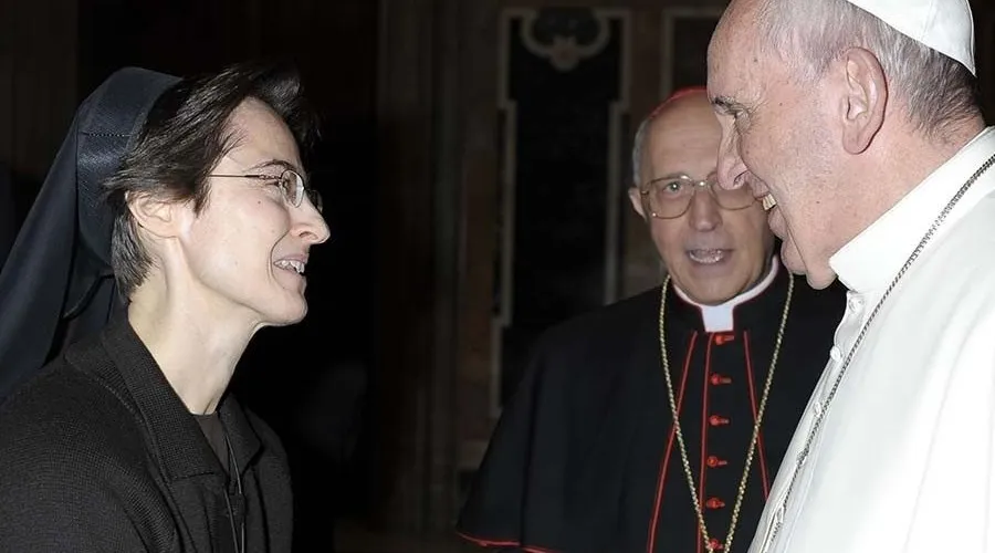 Raffaella Petrini saluda al Papa Francisco. Crédito: Vatican Media