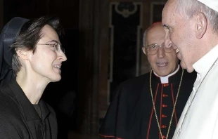 Raffaella Petrini saluda al Papa Francisco. Cru00e9dito: Vatican Media 
