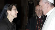 Raffaella Petrini saluda al Papa Francisco. Cru00e9dito: Vatican Media