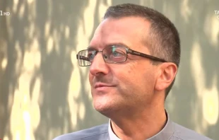 P. Giulio Mignani. Cru00e9dito: Rai, compau00f1u00eda de radiodifusiu00f3n pu00fablica de Italia. 