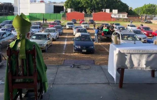 Mons. Ramu00f3n Castro Castro preside Misa en autocine el 19 de julio. Cru00e9dito: Twitter / @MonsRamonCastro. 