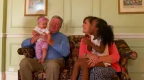 Evelyn y Randy James junto a la pequeña hija de Samantha Mikelson. Créditos: EWTN News In Depth