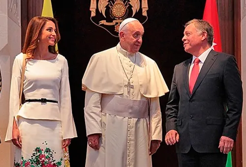Rania de Jordania, Papa Francisco y Abdullah II / Foto: @QueenRania?w=200&h=150