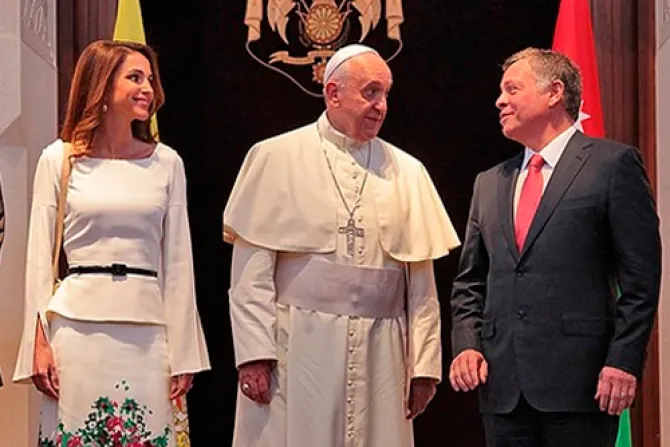 Rania de Jordania destaca coexistencia interreligiosa en visita del Papa Francisco 