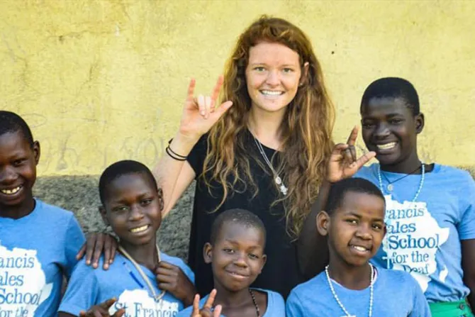 Joven católica dejó todo y hoy dirige escuela para niños sordos en África