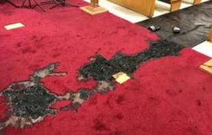 Rastro del fuego en el altar del templo / Foto: Cortesu00eda iglesia catu00f3lica caldea de Santa Bu00e1rbara 