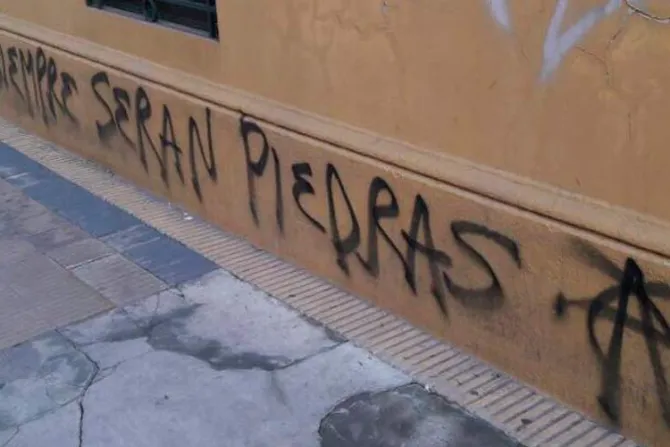 Pintan colegio e iglesia con lemas contra el Papa y la Iglesia en Argentina