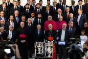 Real Madrid retorna a España y ofrece copa de la Champions a la Virgen de la Almudena
