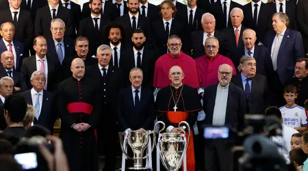 Real Madrid retorna a España y ofrece copa de la Champions a la Virgen de la Almudena