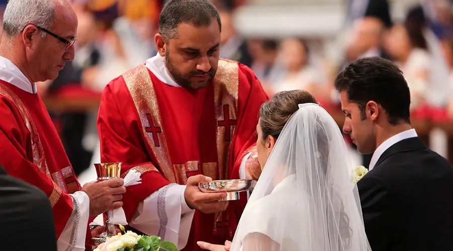 Pareja de recién casados por el Papa Francisco recibe la Comunión. Foto: Lauren Cater / ACI Prensa?w=200&h=150