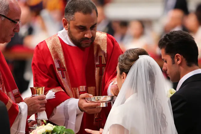 Las parejas casadas por el Papa fueron legítimas, explican expertos en medio de “escándalo” mediático