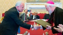 Ministro de Asuntos Exteriores de Palestina, Riad Al-Malki, y Secretario para las Relaciones con los Estados del Vaticano, Mons. Paul Richard Gallagher, en junio de 2015. Foto: L'Osservatore Romano.