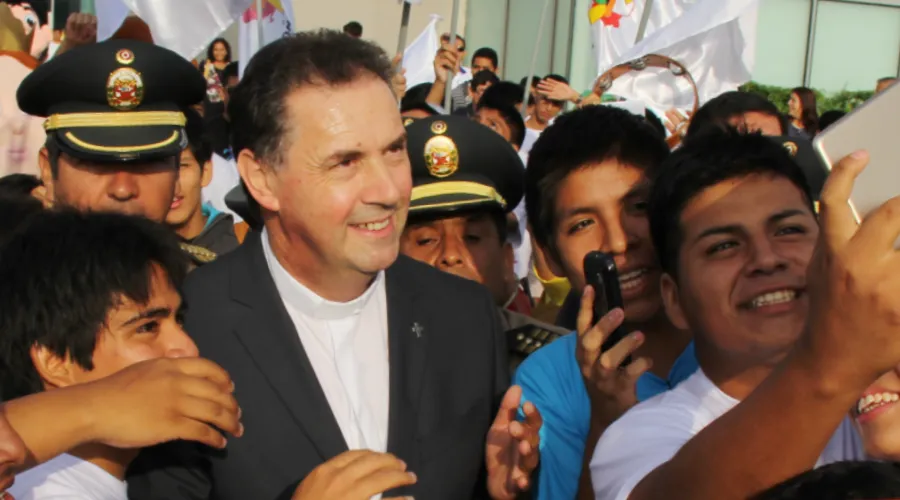 P. Ángel Fernández con jóvenes peruanos. Crédito: Salesianos del Perú?w=200&h=150