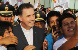 P. u00c1ngel Fernu00e1ndez con ju00f3venes peruanos. Cru00e9dito: Salesianos del Peru00fa 