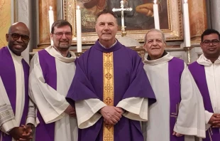 En el centro, Rector Mayor de los Salesianos, P. u00c1ngel Fernu00e1ndez, acompau00f1ado de los salesianos en Turquu00eda. Cru00e9dito: ANS 