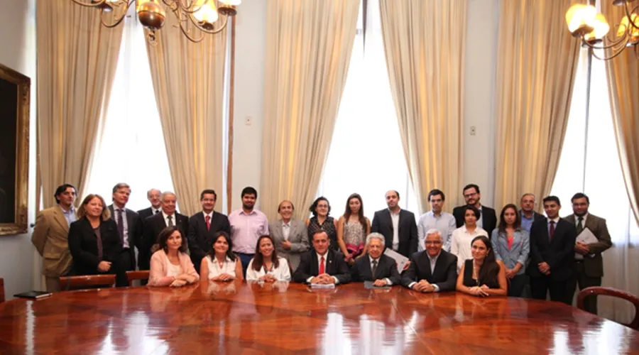 Entrega de firmas al rector Ignacio Sánchez. Foto: Prensa UC.?w=200&h=150